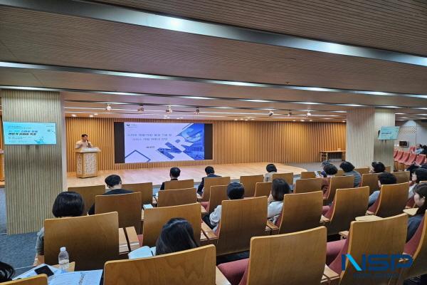 NSP통신-경상북도는 AI 기반 스마트 돌봄 로봇 서비스에 본격적으로 나서고 있는 가운데 24일 경북도청에서 AI 기반 스마트 돌봄 전문가 릴레이 특강을 개최했다. (사진 = 경상북도)