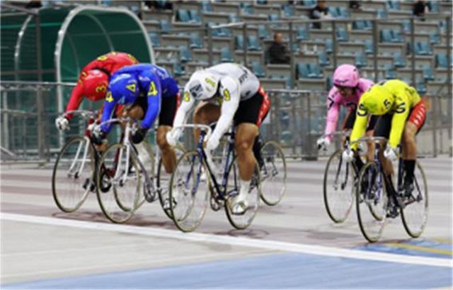 NSP통신-광명스피돔에서 특선급 선수들이 결승선을 코앞에 두고 접전을 벌이고 있다. (사진 = 국민체육진흥공단)