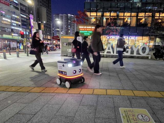 NSP통신-판교역을 야간 순찰 중인 스마트 순찰로봇 모습. (사진 = 용인특례시)