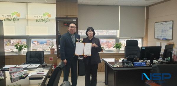 NSP통신-영덕군의회 김성호 의장은 지난 24일 국민건강보험공단 영덕울진지사에서 일일명예지사장으로 위촉되어 공단의 주요 업무를 직접 체험하는 시간을 가졌다. (사진 = 영덕군의회)