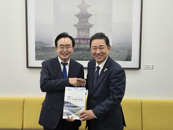 NSP통신-윤병태 나주시장(왼쪽)이 지난 24일 김병기 더불어민주당 원내대표와 면담을 갖고 2026년 국고 지원을 요청했다. (사진 = 나주시)