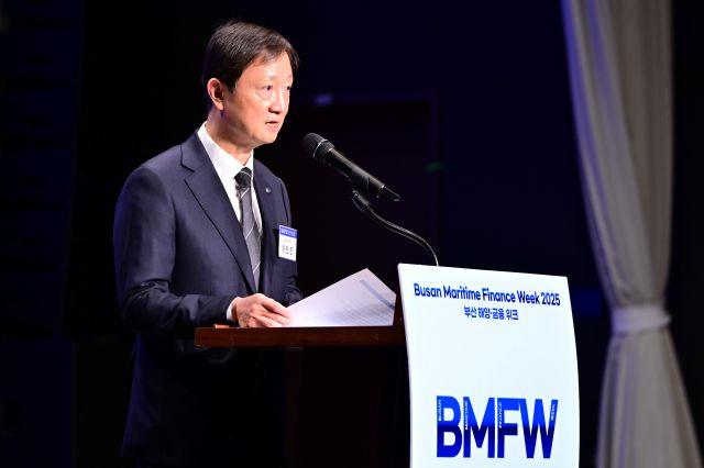 NSP통신-25일 이찬진 금융감독원장이 2025 부산 해양금융위크 개막식에서 개회사를 하고 있다. (사진 = 금융감독원)