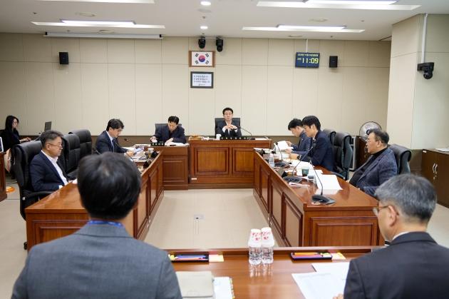NSP통신-용인특례시의회 도시건설위원회가 24일 푸른공원사업소 소속 공원조성과·동부공원관리과·서부공원관리과와 차량등록사업소 대상으로 2025년도 행정사무감사를 하고 있다. (사진 = 용인특례시의회)