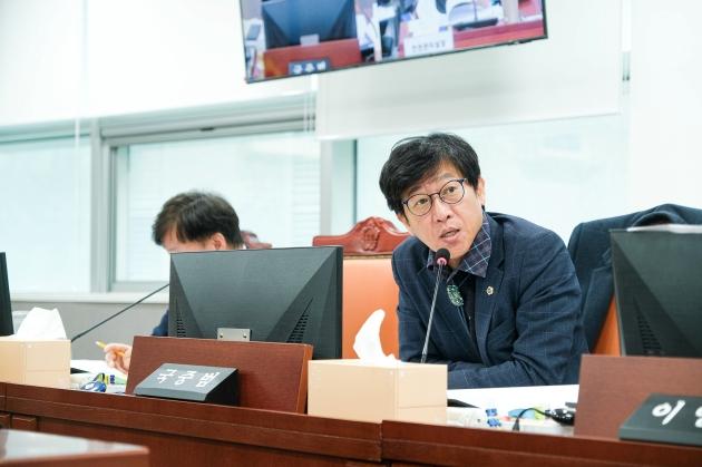 NSP통신-질의하는 국중범 경기도의원. (사진 = 경기도의회)