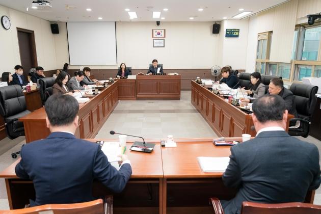 NSP통신-용인특례시의회 자치행정위원회가 24일 처인구·읍면동, 기흥구·동, 수지구·동 대상으로 2025년도 행정사무감사를 하고 있다. (사진 = 용인특례시의회)