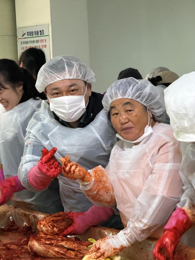 NSP통신-김석훈 국힘 경기도당 수석대변인이 25일 안산시 사이동 사람의 김장나눔 행사에 참여한 가운데 사진촬영을 하고 있다. (사진 = 김석훈 수석대변인)