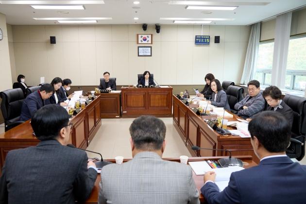 NSP통신-용인특례시의회 경제환경위원회가 24일 위원회 소관 시 산하기관인 용인시산업진흥원과 용인도시공사 대상 행정사무감사를 하고 있다. (사진 = 용인특례시의회)