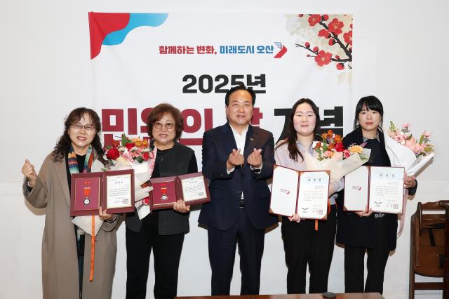 NSP통신-24일 이권재 오산시장(가운데)이 수상자들과 기념촬영을 하는 모습. (사진 = 오산시)