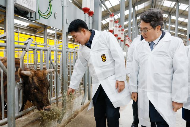 NSP통신-25일 배정수 화성시의회 의장(왼쪽)과 김동연 경기도지사가 축사 시설을 살펴보고 있다. (사진 = 화성시의회)