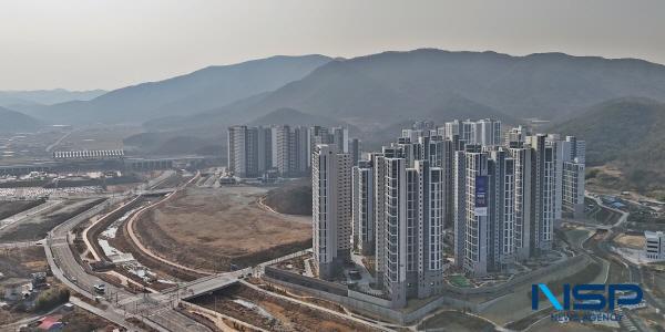 NSP통신-경주시는 경상북도와 함께 경상북도 경주역세권 투자선도지구 지정 신청서를 국토교통부에 제출하며 역세권 개발의 첫 공식 절차에 들어갔다고 25일 밝혔다. KTX 경주역 일대 역세권 지구 전경 및 사업 조감도 (사진 = 경주시)