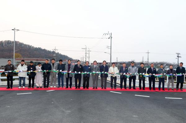 NSP통신-경주시는 25일 건천읍 농어촌도로 천포교 개체 공사를 완료하고 개통식을 열었다. (사진 = 경주시)