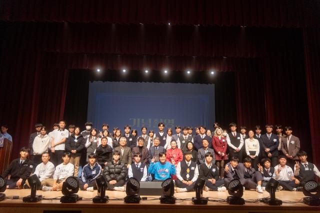 NSP통신-24일 2025년도 하반기 장학생의 날 참석자과 장학생들이 기념촬영을 하는 모습. (사진 = 수원시)