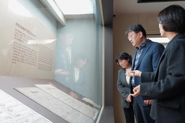 NSP통신-의왕향토사료관 특별전시에서 안치권 부시장(가운데)이 작품 감상에 참여하고 있다. (사진 = 의왕시)