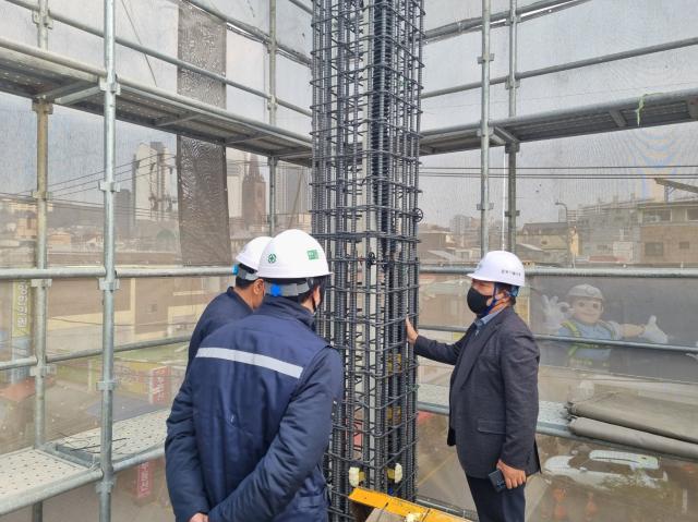 NSP통신-점검반이 건축공사장을 점검하고 있다. (사진 = 수원시)
