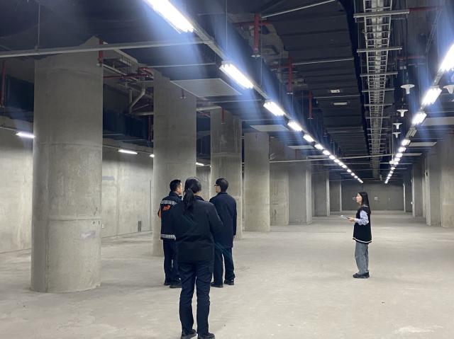 NSP통신-20일 점검반이 수원역 지하 연계 시설물을 점검하는 모습. (사진 = 수원시)