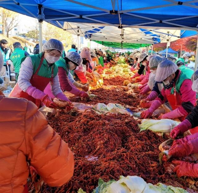 NSP통신-평택시 새마을회 회원들이 사랑의 김장 나누기 행사에 참여하고 있다. (사진 = 평택시)