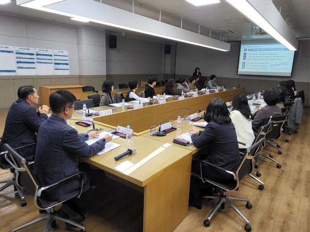 NSP통신-24일 통합방위종합상황실에서 복지국장을 비롯해 보건소장, 국민건강보험공단 평택지사장, 관련 부서장들이 평택시 의료·요양·돌봄 연계 강화 추진회의를 개최하고 있다. (사진 = 평택시)