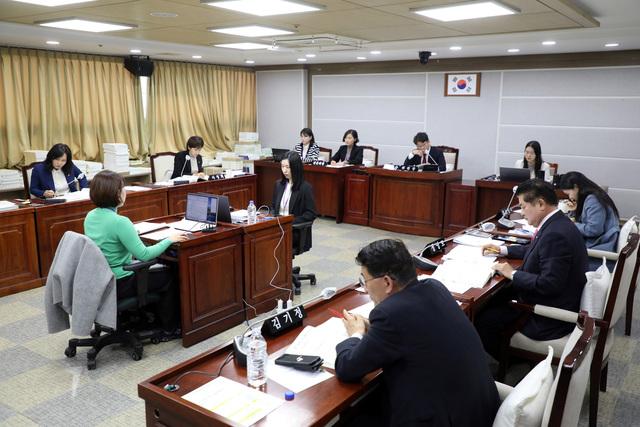 NSP통신-25일 수원시의회 보건복지위원회가 행정사무감사를 하고 있다. (사진 = 수원시의회)