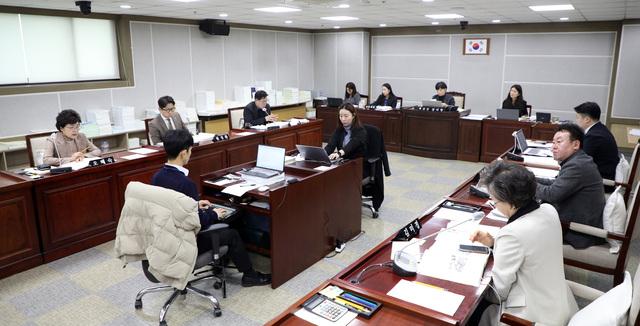 NSP통신-25일 수원시의회 문화체육교육위원회가 행정사무감사를 하고 있다. (사진 = 수원시의회)