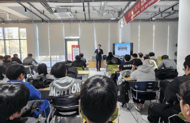 NSP통신-﻿김포대학교 미래인재센터가 인천국제공항 보안 분야 실무자를 초청해 본교 무도경호과와 경찰행정과 학생들을 대상으로 공항보안 분야 특강을 진행하고 있다. (사진 = 김포대학교)