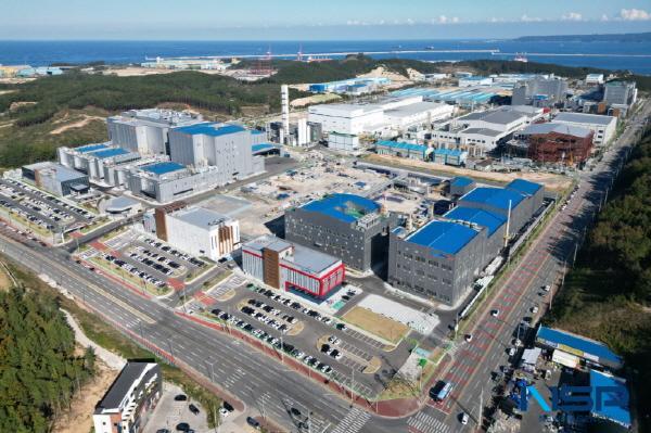 NSP통신-포항시는 지역 대표 이차전지 소재기업인 에코프로EM이 산업통상부 2025년 국가첨단전략산업 소부장 중소·중견 투자지원사업에 최종 선정됐다고 25일 밝혔다. 포항 영일만산단 에코프로포항캠퍼스 전경 (사진 = 포항시)