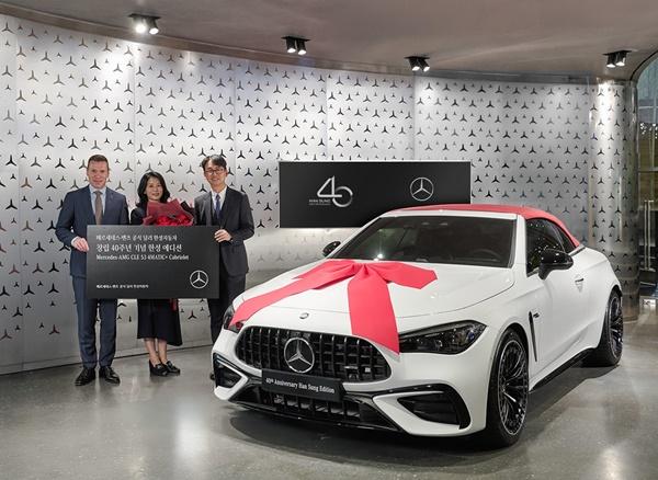 NSP통신-왼쪽부터 마티아스 바이틀 메르세데스-벤츠 코리아 대표, 서계홍 고객, 김마르코 한성자동차 대표 (사진 = 한성자동차)