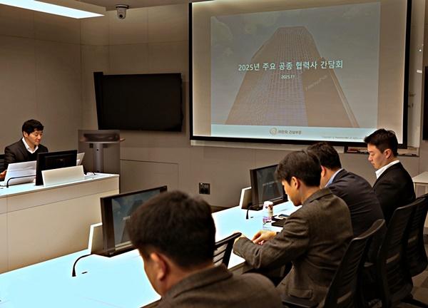 NSP통신-한화 건설부문 외주상생혁신팀 박상효 과장이 공종별 협력사 간담회를 진행하고 있다. (사진 = 한화 건설부문)