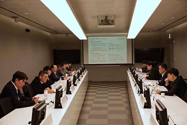 NSP통신-한화 건설부문 안전보건기획팀 정대웅 팀장이 노동안전 관리방안에 대해 설명하고 있다. (사진 = 한화 건설부문)