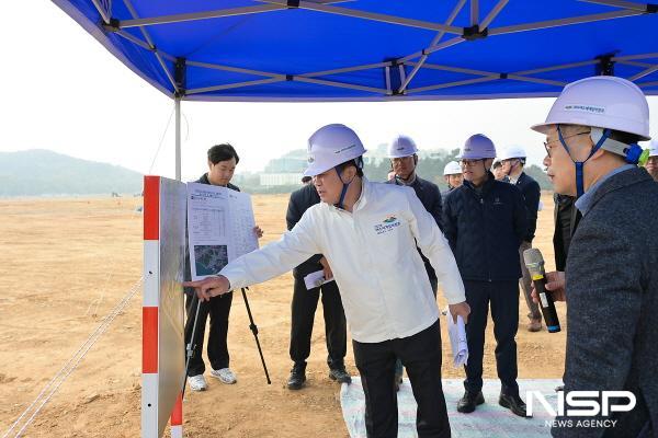 NSP통신-정기명 여수시장이 돌산 진모지구에서 섬박람회 주행사장 조성현황과 육상 교통대책을 점검하고 있다. (사진 = 여수시)