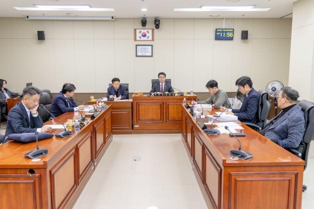 NSP통신-25일 용인특례시의회 도시건설위원회가 도시정책실 소속 도시정비과 용인도시공사에 대한 2025년도 행정사무감사 강평을 하고 있다. (사진 = 용인특례시의회)