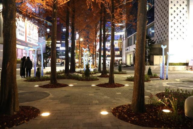 NSP통신-바닥 조명이 새롭게 설치된 서현역 공공공간의 모습. (사진 = 성남시)