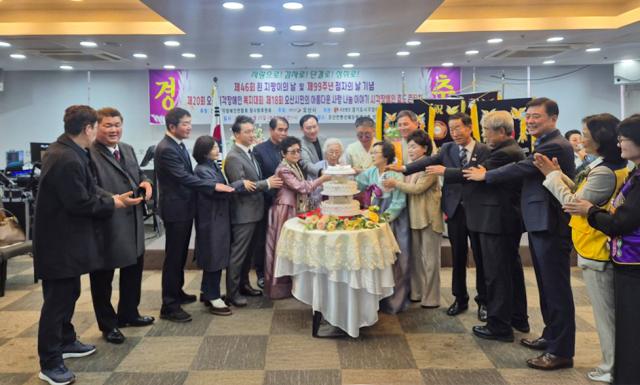 NSP통신-25일 2025년도 흰 지팡이의 날 기념행사에서 참석자들이 케이크 컷팅식을 하고 있다. (사진 = 경기도시각장애인연합회 오산시지회)