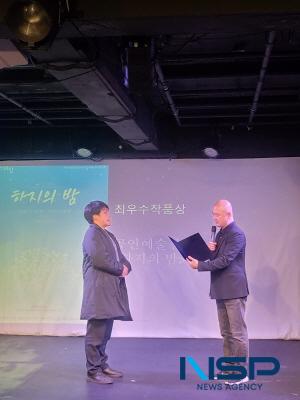 NSP통신-지난 23일까지 대학로 일대 소극장에서 개최된 제25회 월드2인극 페스티벌에서 대경대 연기예술과 김정근 교수가 연출한 하지의 밤이 최우수작품상과 연기상을 수상했다. (사진 = 대경대학교)