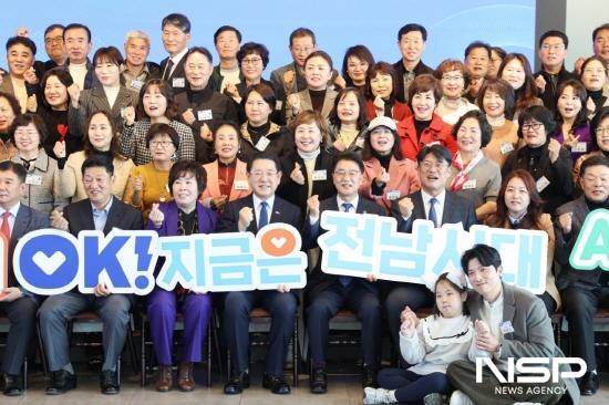 NSP통신-2025년 전라남도 민원메신저 성과보고회 참석자 기념 찰영 (사진 = 전남도의회)