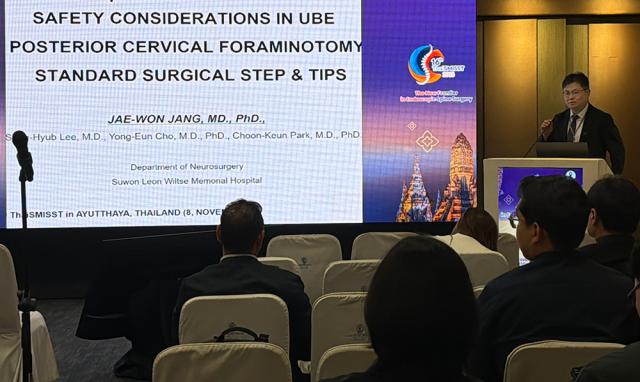 NSP통신-장재원 척추관절병원장이 강연을 하고 있다. (사진 = 윌스기념병원 수원)