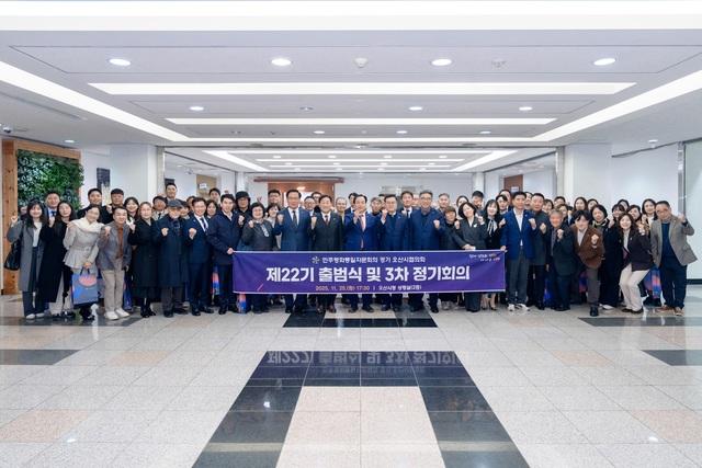 NSP통신-25일 이권재 오산시장(가운데)과 문근영 민주평화통일자문회의 오산시협의회 신임 회장 및 참석자들이 기념촬영을 하는 모습. (사진 = 오산시)