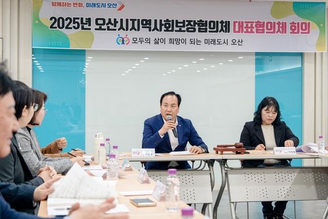 NSP통신-25일 오산시 지역사회보장협의체 공공위원장인 이권재 오산시장(오른쪽 두번째)이 발언을 하는 모습. (사진 = 오산시)