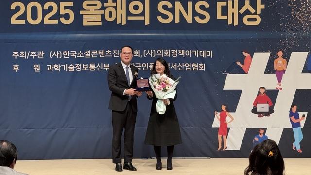 NSP통신-오정임 화성시 홍보담당관(우측)이 수상 후 기념촬영을 하고 있다. (사진 = 화성시)