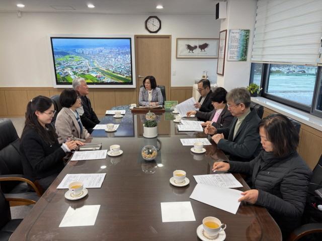 NSP통신-25일 김보라 안성시장이 관내 의료단체·의료기관과 함께 시 통합돌봄 지원체계 구축을 위한 간담회를 주재하고 있다. (사진 = 안성시)