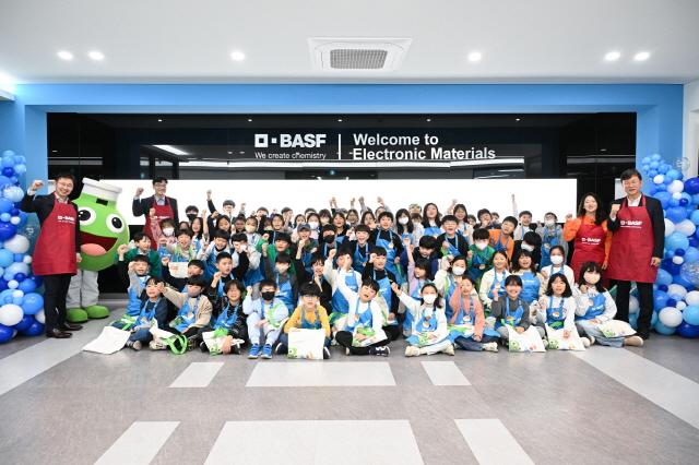 NSP통신-25일 이민근 안산시장(앞줄 오른쪽 첫번째)이 한국바스프 안산공장에서 진행된 어린이 화학실험교실 키즈랩(Kids Lab) 프로그램 참석자들과 함께 기념촬영을 하고 있다. (사진 = 안산시)