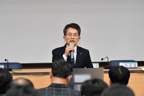 NSP통신-이날 토론에 참석자들은 제5차 국가철도망 구축계획 반영의 시급성, 중부권 동서횡단철도 330km 구간의 국가 사업화, 중부권 13개 지자체의 공동 대응 구축 체계 구축, 향후 수소 물류 확대에 대비한 철도 기반 물류체계의 필수성을 강조했다. (사진 = 영주시)