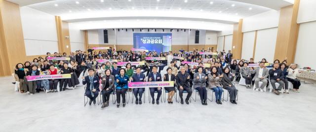 NSP통신-24일 군포시청 대회의실에서 열린 2025년 주민자치 성과공유회 기념촬영 모습. (사진 = 군포시)