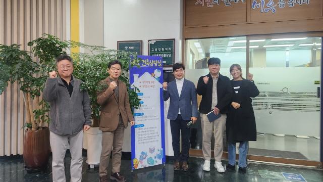 NSP통신-시흥시 건축 관련 민원을 해소하기 위해 운영 중인 프리(FREE) 건축상담실 소속 건축사들 모습. (사진 = 시흥시)