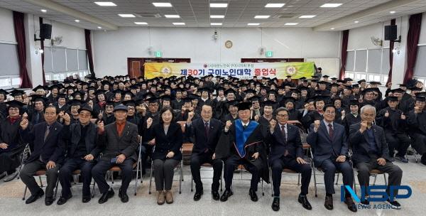 NSP통신-구미시는 지난 25일 노인종합복지관 대강당에서 대한노인회구미시지회 주관으로 211명의 졸업생이 참석한 가운데 제30기 구미노인대학 졸업식을 개최했다. (사진 = 구미시)