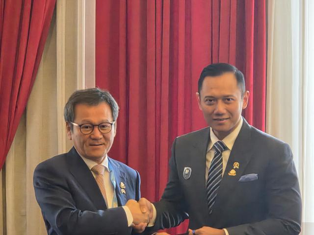 NSP통신-2025 인도네시아 국제 교통 정상회의 모습. 사진은 김홍규 강릉시장(왼쪽)과 인도네시아 장관. (사진 = 강릉시)