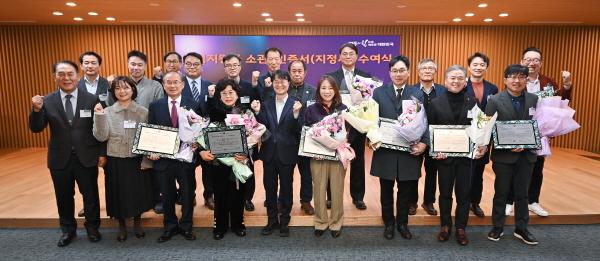 NSP통신-경상북도는 26일 도청 안민관 1층 다목적홀에서 올해 신규 선정된 경북PRIDE기업 , 실라리안기업 , 향토뿌리기업 , 경상북도명장을 대상으로 인증서(지정서) 수여식을 개최했다. (사진 = 경상북도)