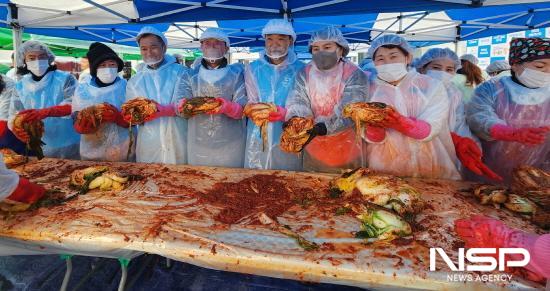 NSP통신-김장 양념 버무리기 (사진 = 광양시청)