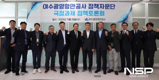 NSP통신-여수광양항 국정과제 정책자문단 토론회 참석자 기념 찰영 (사진 = 여수광양항만공사)