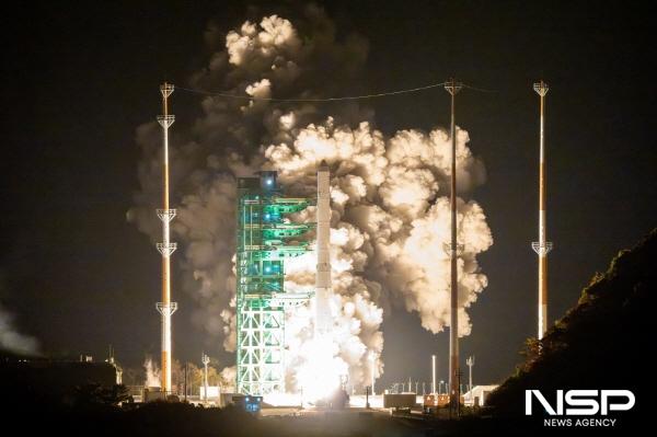 NSP통신-27일 새벽 1시 13분 나로우주센터에서 한국형 발사체 누리호(KSLV-Ⅱ) 4호기를 성공적으로 발사하며 대한민국 우주개발의 새로운 이정표를 세웠다 (사진 = 한국항공우주연구원)