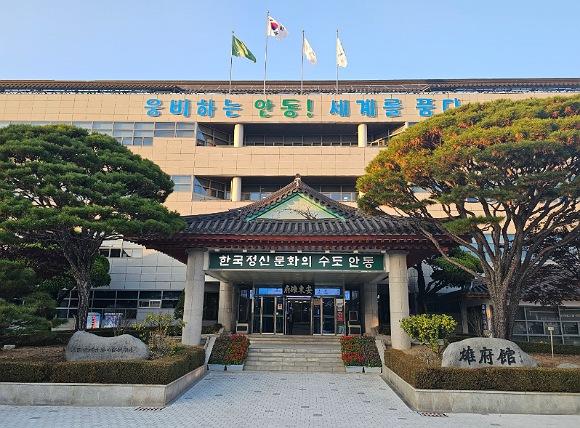 NSP통신-안동시는 행정전화로 민원인에게 전화할 때 민원인 스마트폰 화면에 시청 이미지와 함께 부서명과 전화번호를 표시해 주는 스마트레터링 서비스를 오는 12월 1일부터 전면 시행한다. (사진 = 김오현기자)